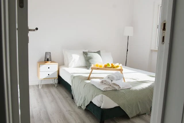 Habitación pequeña con cama de matrimonio
