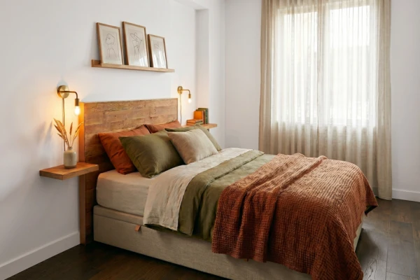 Habitación pequeña con cama de matrimonio